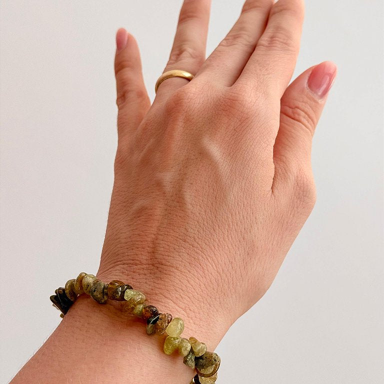 Pulseira de Granada Verde – Crescimento, Prosperidade e Cura do Coração