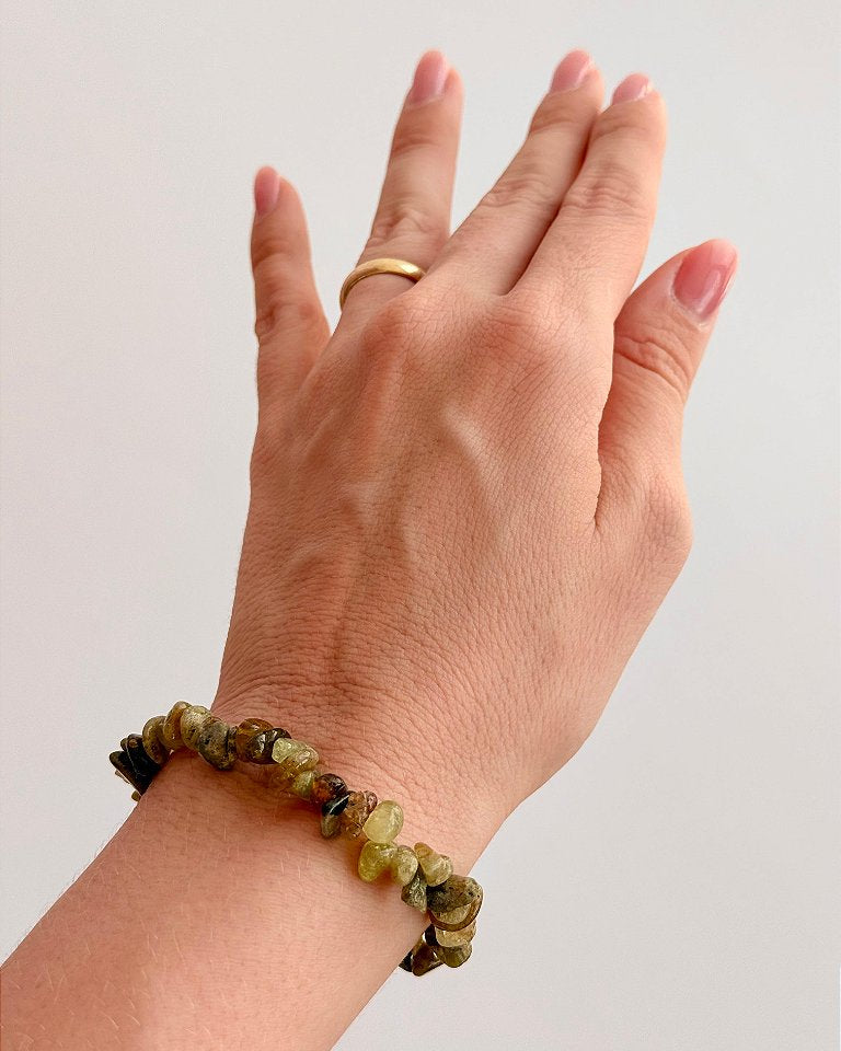Pulseira de Granada Verde – Crescimento, Prosperidade e Cura do Coração