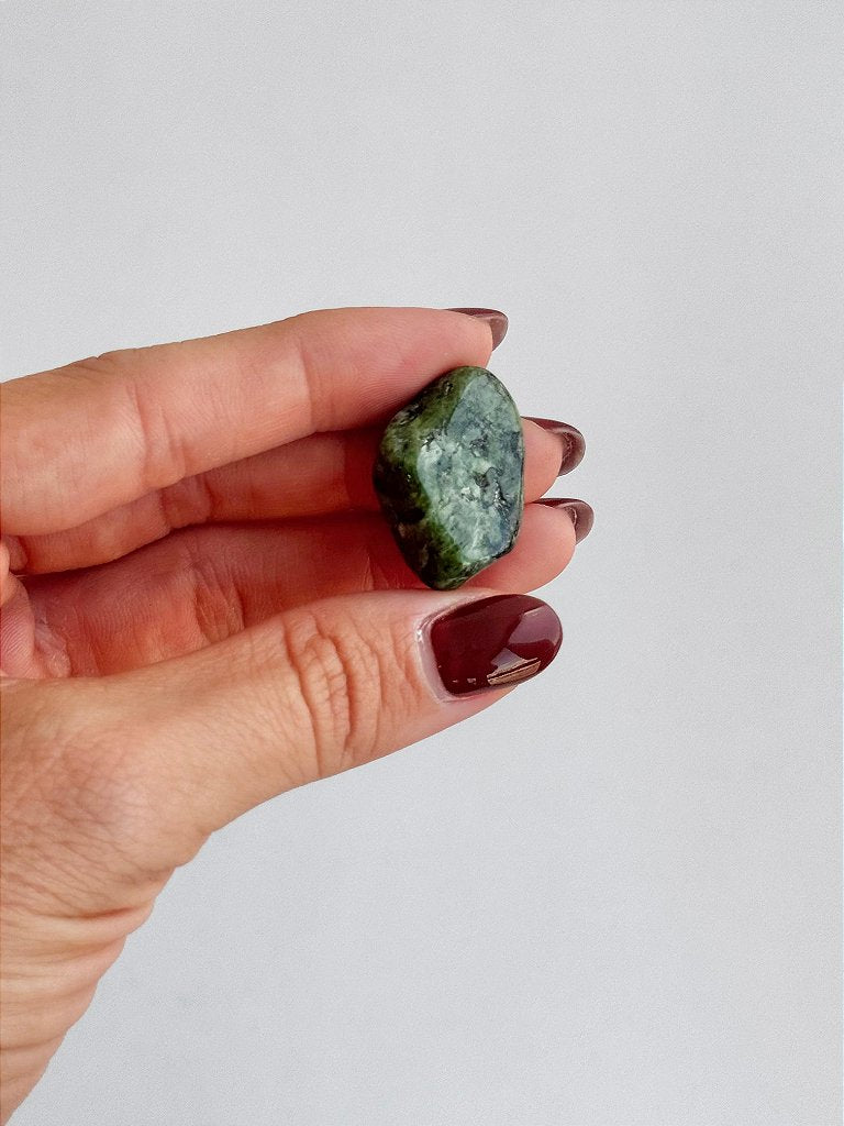 Quartzo com Diopsídio Rolado - Cristal das Bênçãos, Confiança, Perdão e Alegria