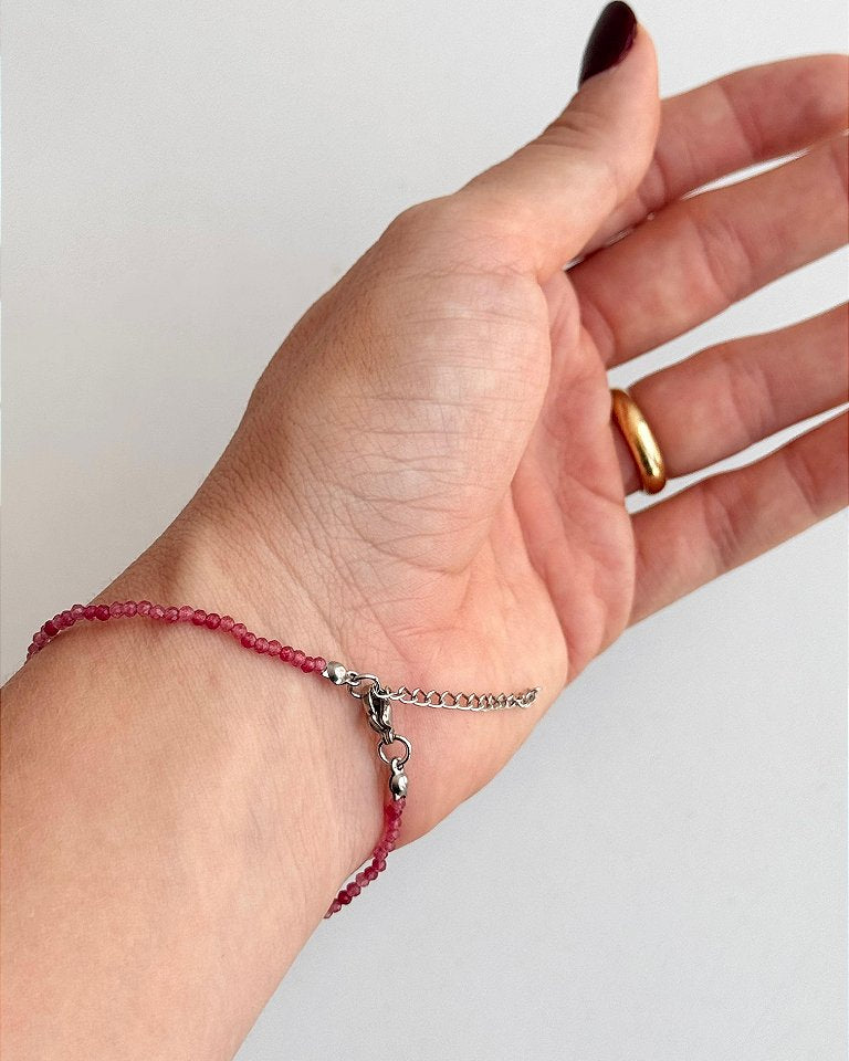 Pulseira de Turmalina Rosa 2mm Multifacetada - Afrodisíaca; Inspira Segurança, Confiança e Purifica Dores