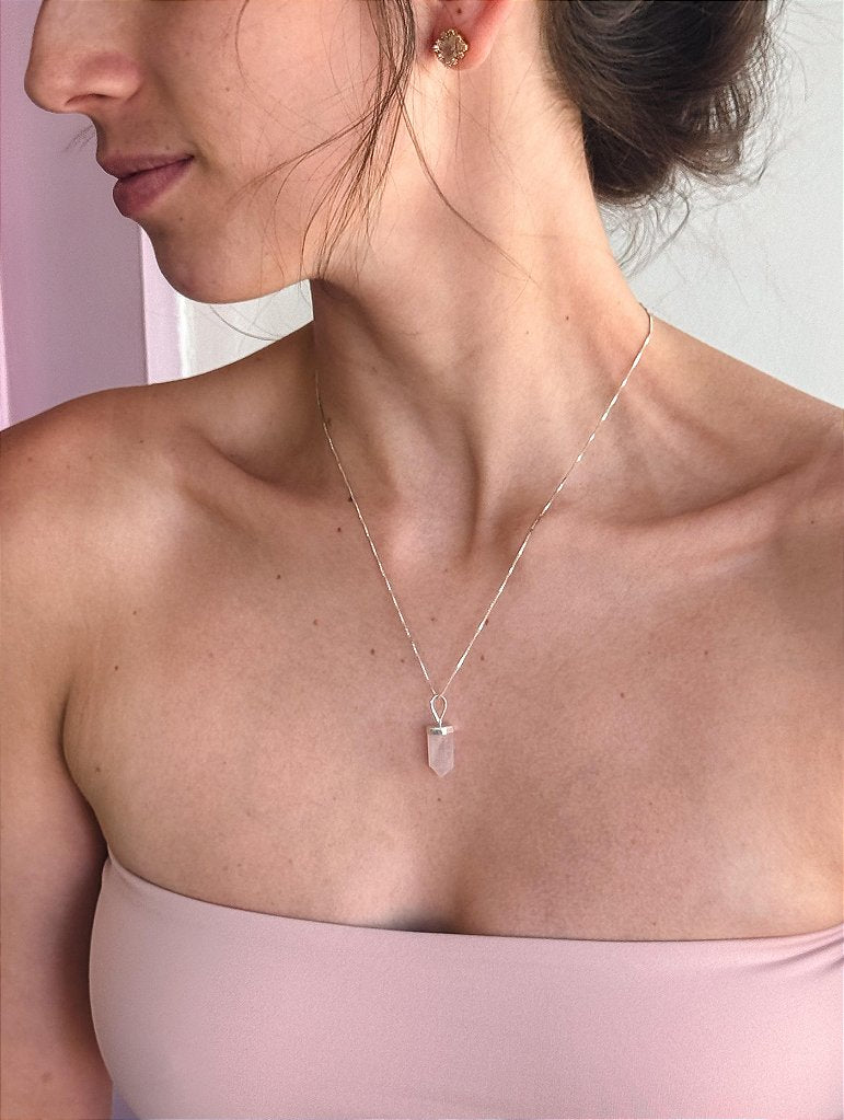 Pingente Ponta de Quartzo Rosa em Prata 925 - Amor; Autoestima; Relacionamentos
