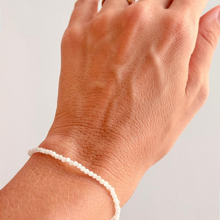 Pulseira de Pedra da Lua 2mm Multifacetada - Sensualidade, Energia Feminina, Domínio das Emoções e Fertilidade