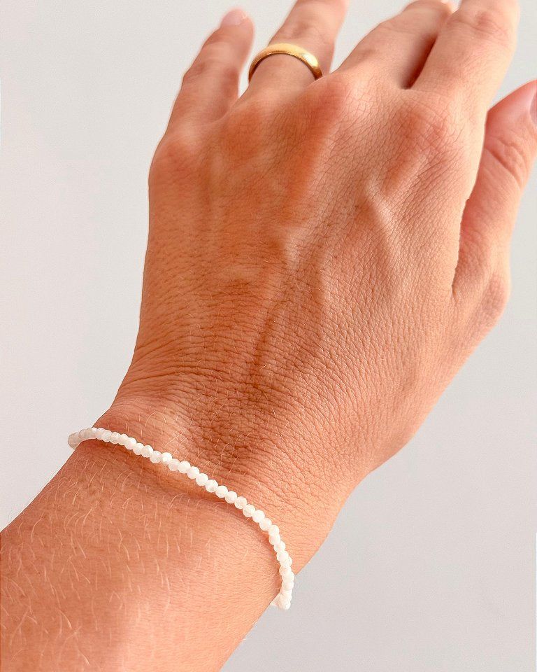 Pulseira de Pedra da Lua 2mm Multifacetada - Sensualidade, Energia Feminina, Domínio das Emoções e Fertilidade