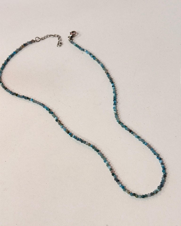 Colar de Apatita 2mm Multifacetado - Melhora Timidez, Irritabilidade e Exaustão Emocional; Auxilia com Hiperatividade e