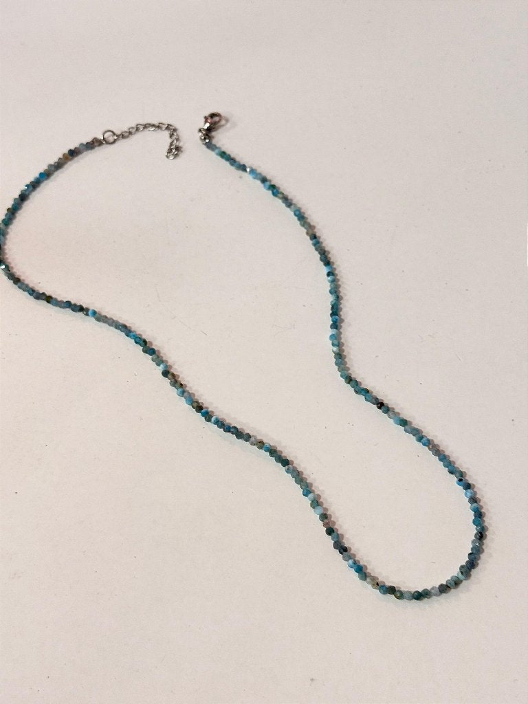Colar de Apatita 2mm Multifacetado - Melhora Timidez, Irritabilidade e Exaustão Emocional; Auxilia com Hiperatividade e