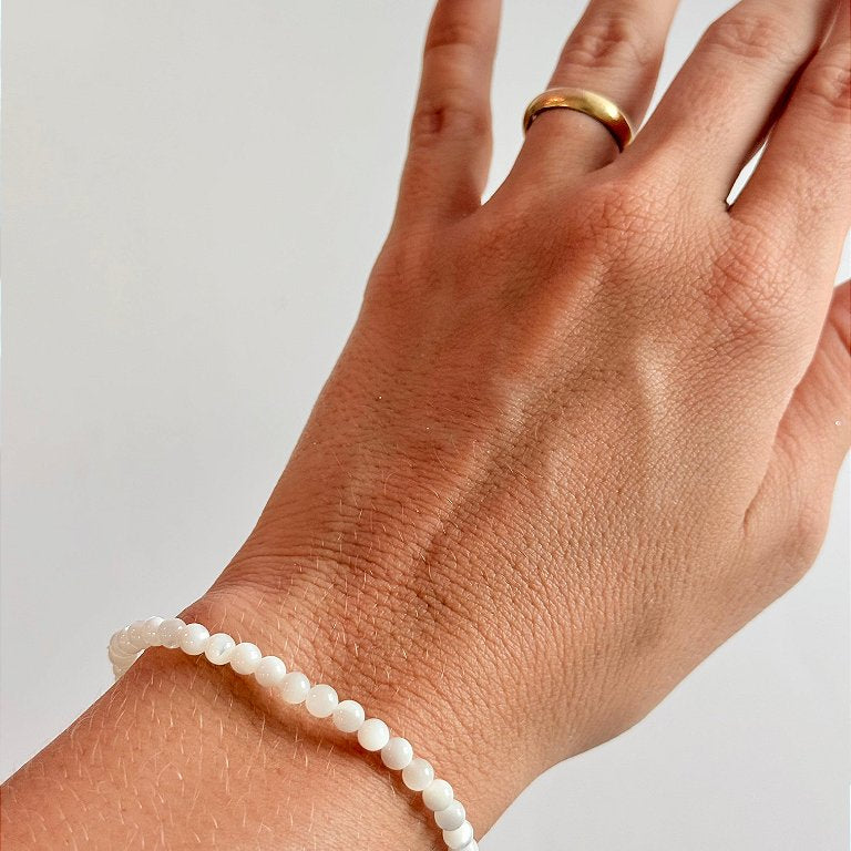 Pulseira de Madre Pérola Redonda 4mm - Amor Incondicional, Riqueza, Beleza, Proteção e Pensamentos de Paz