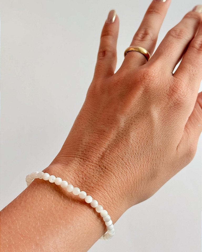 Pulseira de Madre Pérola Redonda 4mm - Amor Incondicional, Riqueza, Beleza, Proteção e Pensamentos de Paz