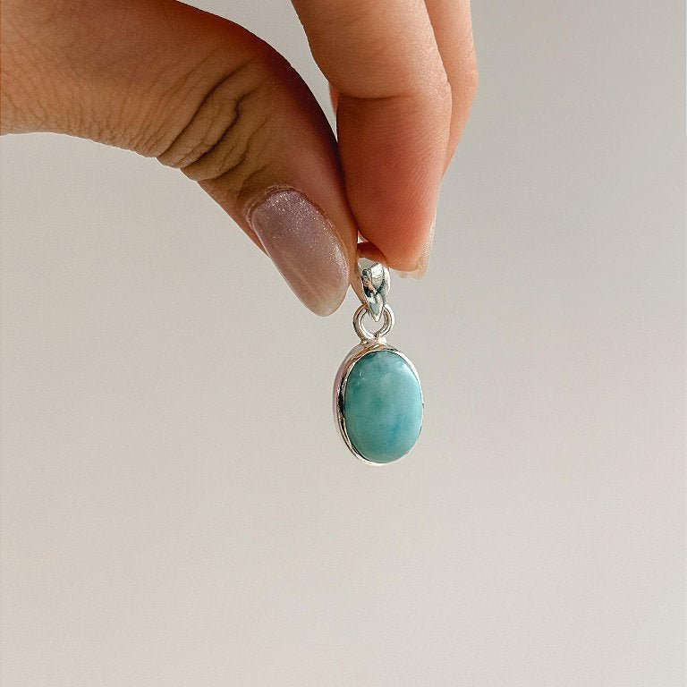 Pingente de Larimar Oval P em Prata 925 - Medos, Culpas, Deixar Fluir, Pessoas Controladoras