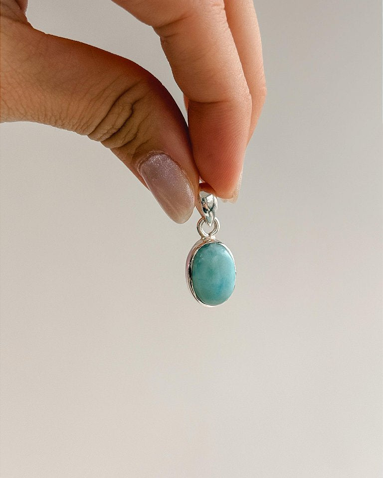 Pingente de Larimar Oval P em Prata 925 - Medos, Culpas, Deixar Fluir, Pessoas Controladoras