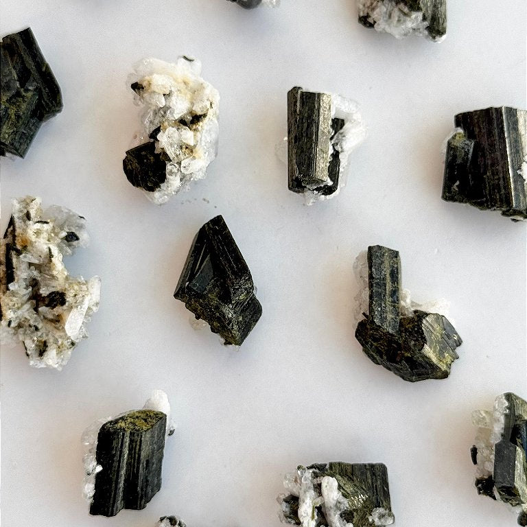 Drusa de Epidoto Mini - Médium Esponja; Sobrecarga; Limite nas Relações; Força Espiritual