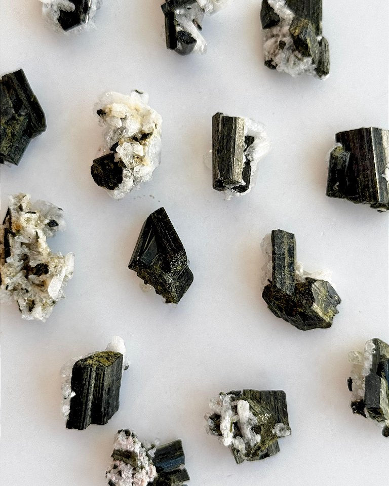 Drusa de Epidoto Mini - Médium Esponja; Sobrecarga; Limite nas Relações; Força Espiritual