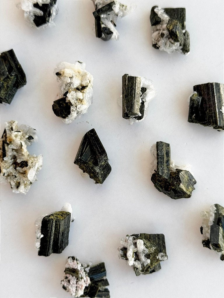 Drusa de Epidoto Mini - Médium Esponja; Sobrecarga; Limite nas Relações; Força Espiritual