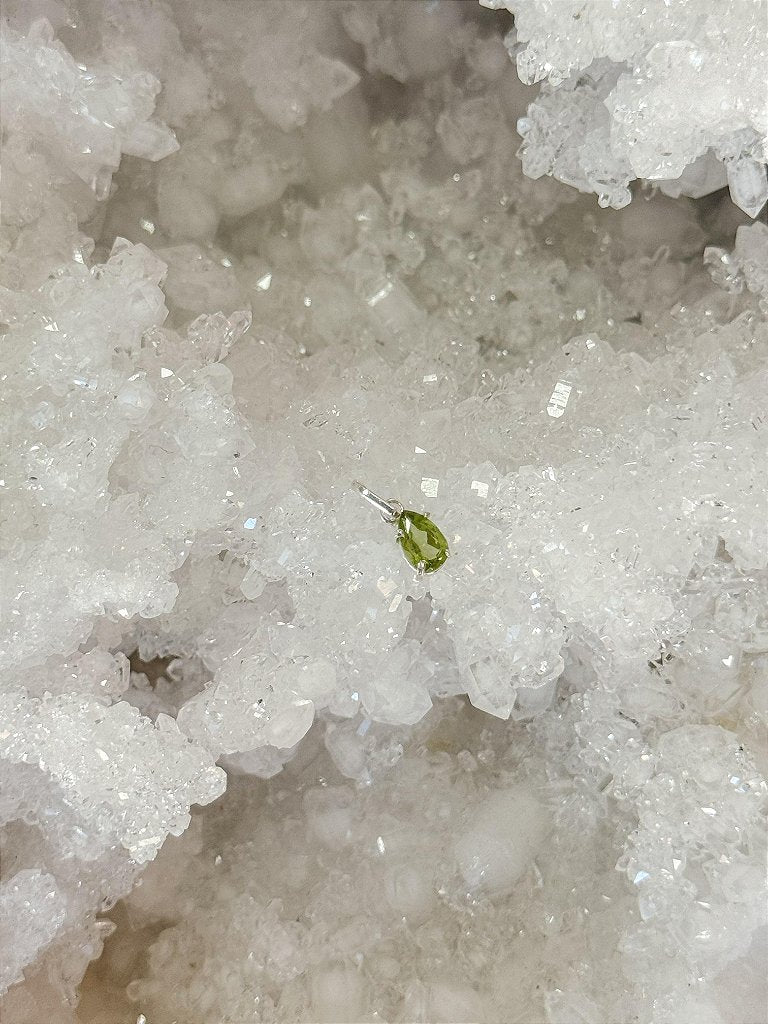 Pingente de Peridoto Lapidado P em Prata 925 - Transformação; Mudanças Drásticas; Destino; Libera Tensões