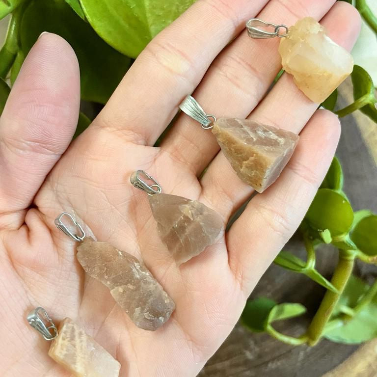 Pingente de Pedra da Lua de Marrocos Bruto - Sagrado Feminino, Sensualidade e Fertilidade