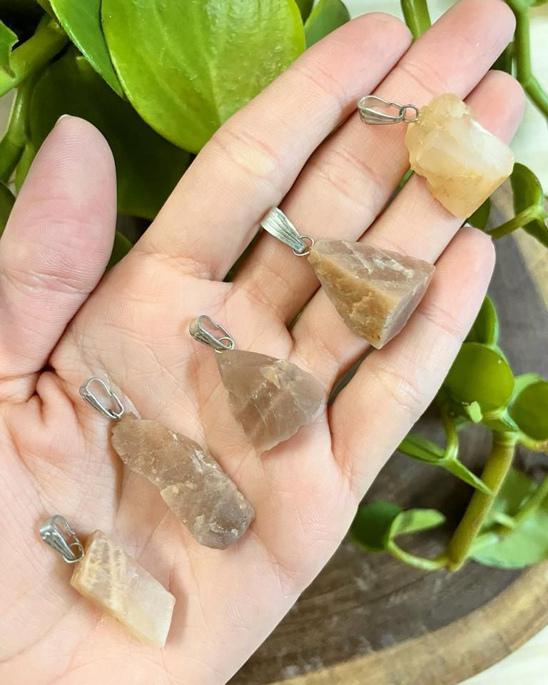 Pingente de Pedra da Lua de Marrocos Bruto - Sagrado Feminino, Sensualidade e Fertilidade