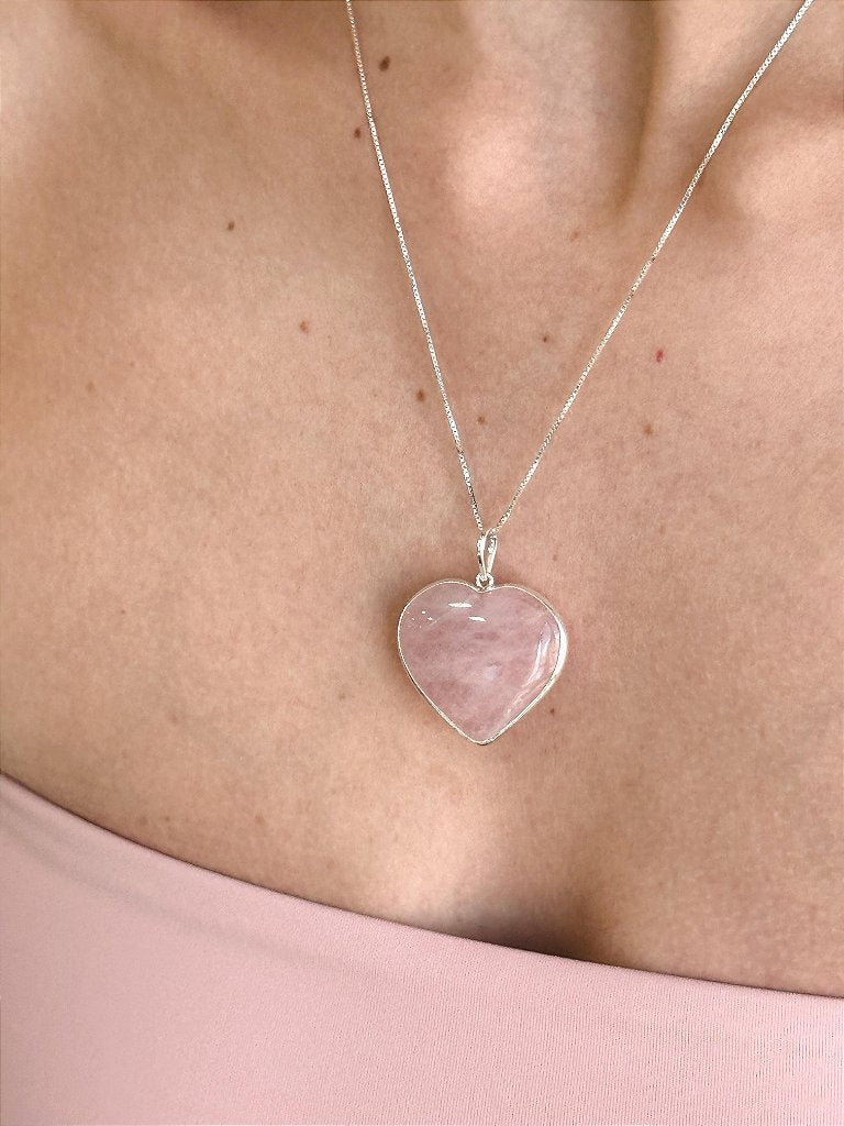 Pingente Coração de Quartzo Rosa em Prata 925 - Amor; Autoestima; Relacionamentos