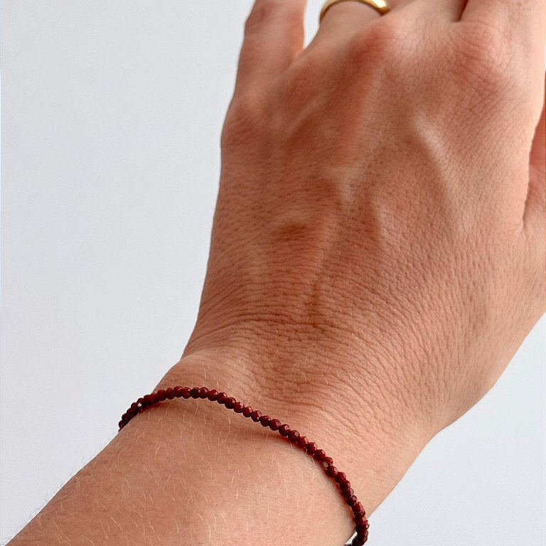 Pulseira de Jaspe Vermelho 2mm Multifacetada - Coragem, Atitude, Vitalidade e Saúde