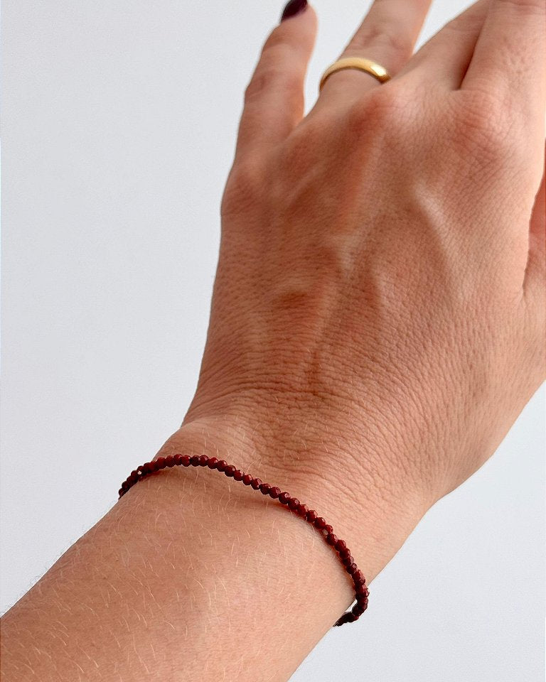 Pulseira de Jaspe Vermelho 2mm Multifacetada - Coragem, Atitude, Vitalidade e Saúde