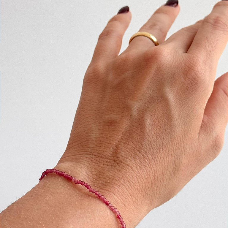 Pulseira de Turmalina Rosa 2mm Multifacetada - Afrodisíaca; Inspira Segurança, Confiança e Purifica Dores