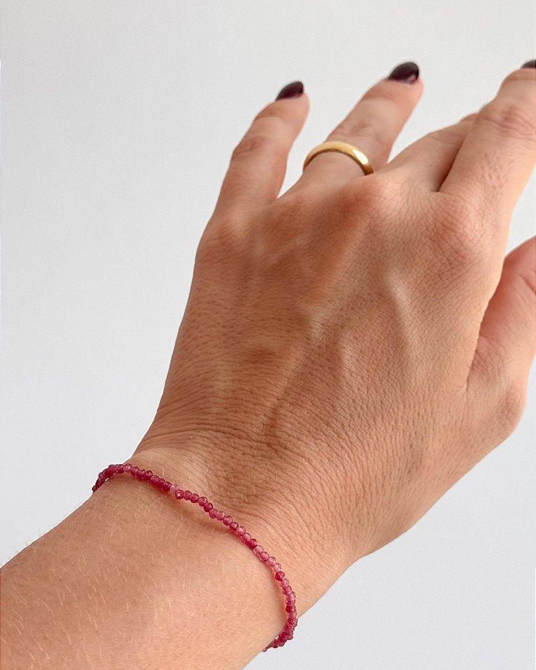 Pulseira de Turmalina Rosa 2mm Multifacetada - Afrodisíaca; Inspira Segurança, Confiança e Purifica Dores