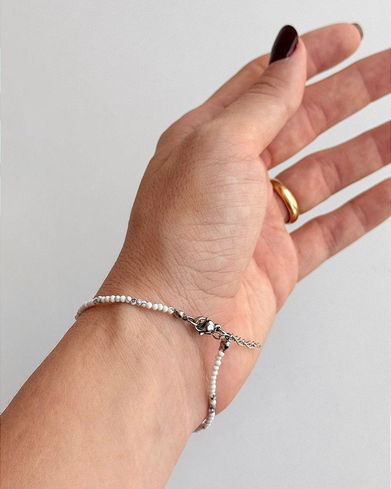 Pulseira de Howlita 2mm Multifacetada - Paciência, Ansiedade, Equilíbrio de Emoções e Paz