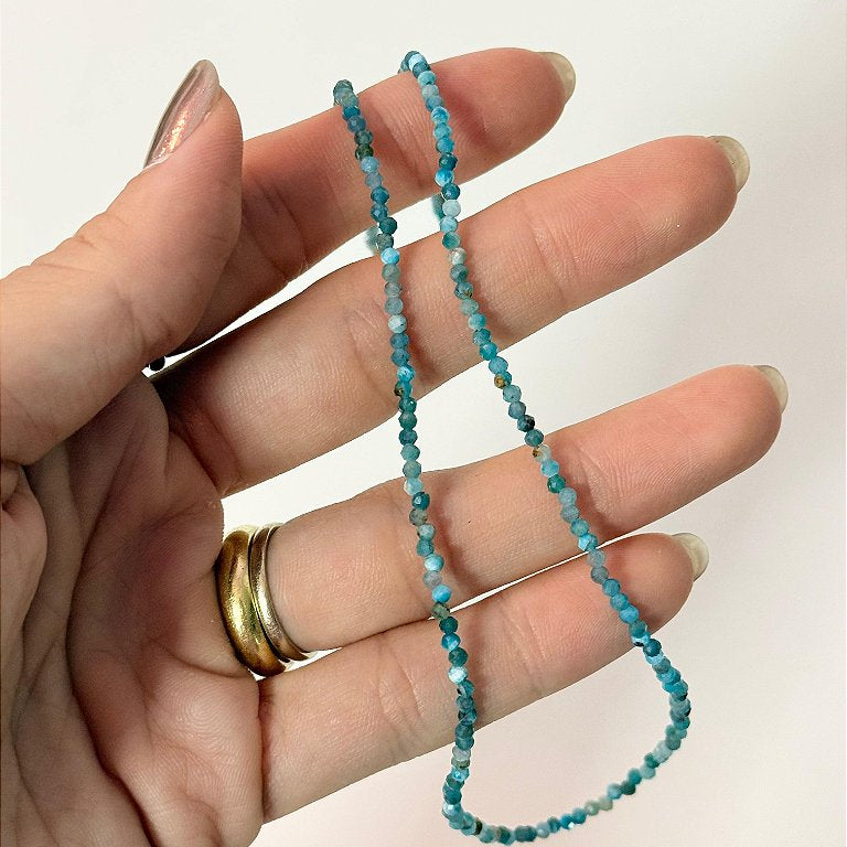 Colar de Apatita 2mm Multifacetado - Melhora Timidez, Irritabilidade e Exaustão Emocional; Auxilia com Hiperatividade e