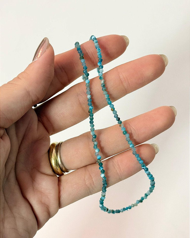Colar de Apatita 2mm Multifacetado - Melhora Timidez, Irritabilidade e Exaustão Emocional; Auxilia com Hiperatividade e