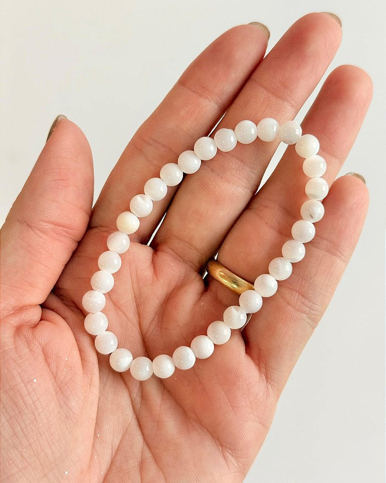 Pulseira de Madre Pérola Redonda 6mm - Amor Incondicional, Riqueza, Beleza, Proteção e Pensamentos de Paz