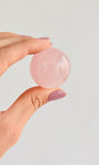 Esfera de Quartzo Rosa Mini - Cura do Coração, Amor Próprio, Perdão e Gratidão