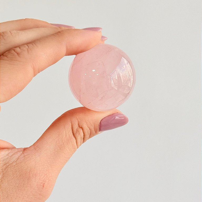 Esfera de Quartzo Rosa Mini - Cura do Coração, Amor Próprio, Perdão e Gratidão