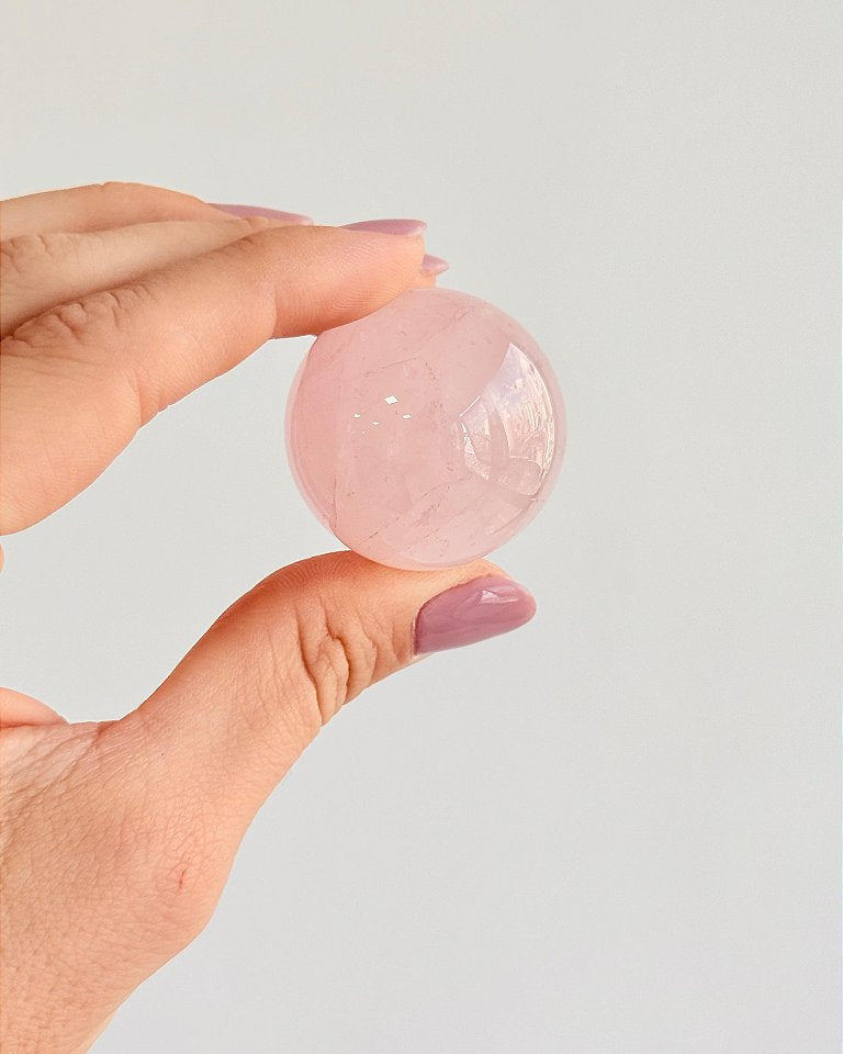 Esfera de Quartzo Rosa Mini - Cura do Coração, Amor Próprio, Perdão e Gratidão
