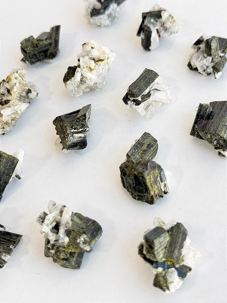 Drusa de Epidoto Mini - Médium Esponja; Sobrecarga; Limite nas Relações; Força Espiritual