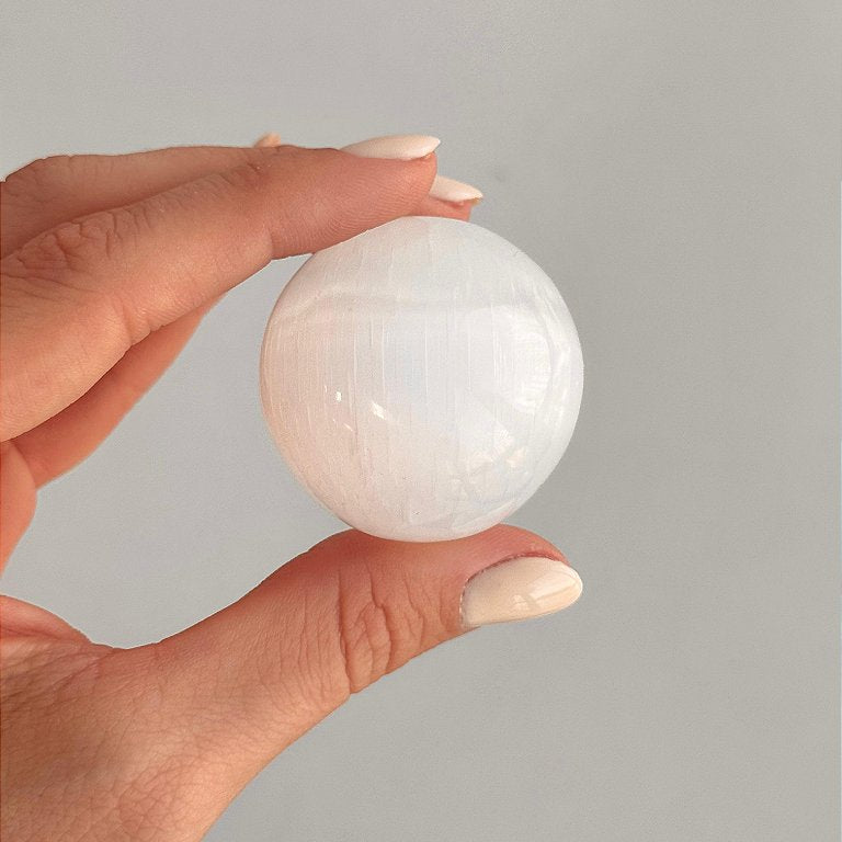Esfera de Selenita 4cm - Limpeza Energética; Paz de Espírito; Cansaço Mental e Dores