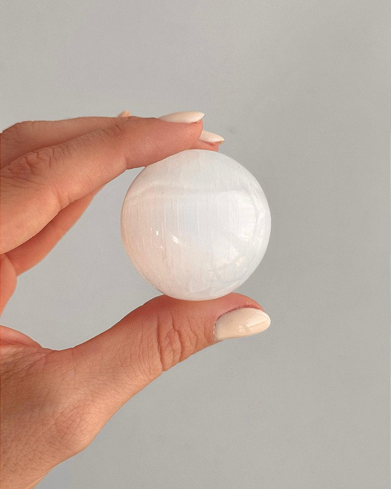 Esfera de Selenita 4cm - Limpeza Energética; Paz de Espírito; Cansaço Mental e Dores
