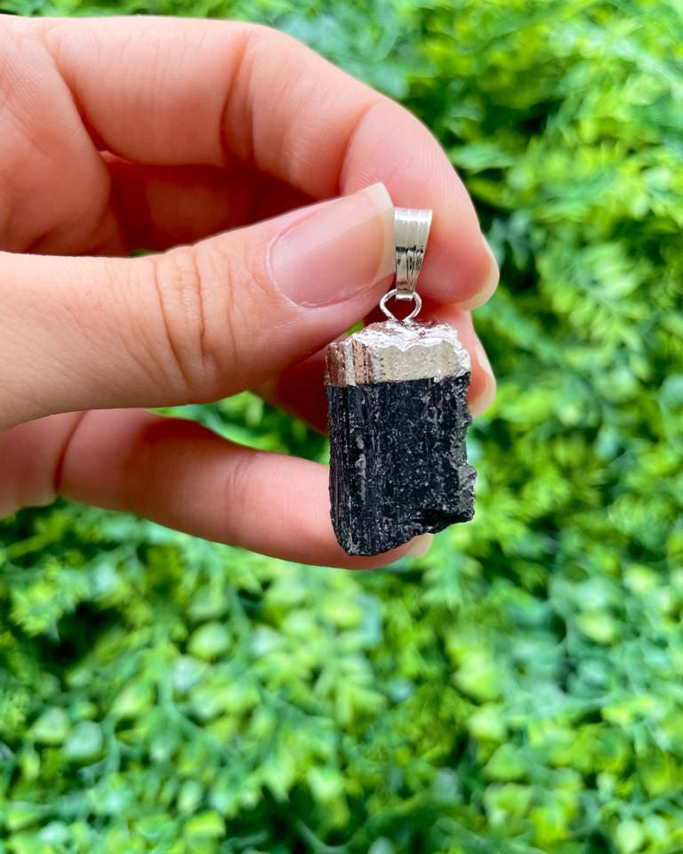 Pingente de Turmalina Negra Bruto com Haste - Proteção Energética e Espiritual, Inseguranças e Soluções