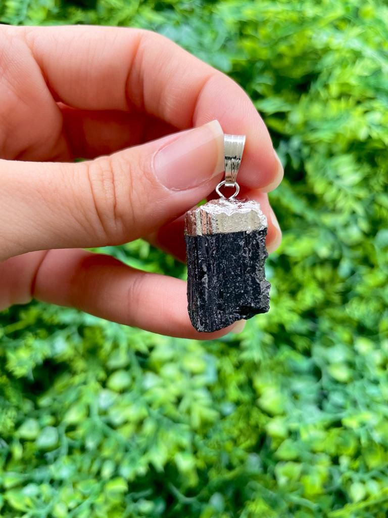 Pingente de Turmalina Negra Bruto com Haste - Proteção Energética e Espiritual, Inseguranças e Soluções