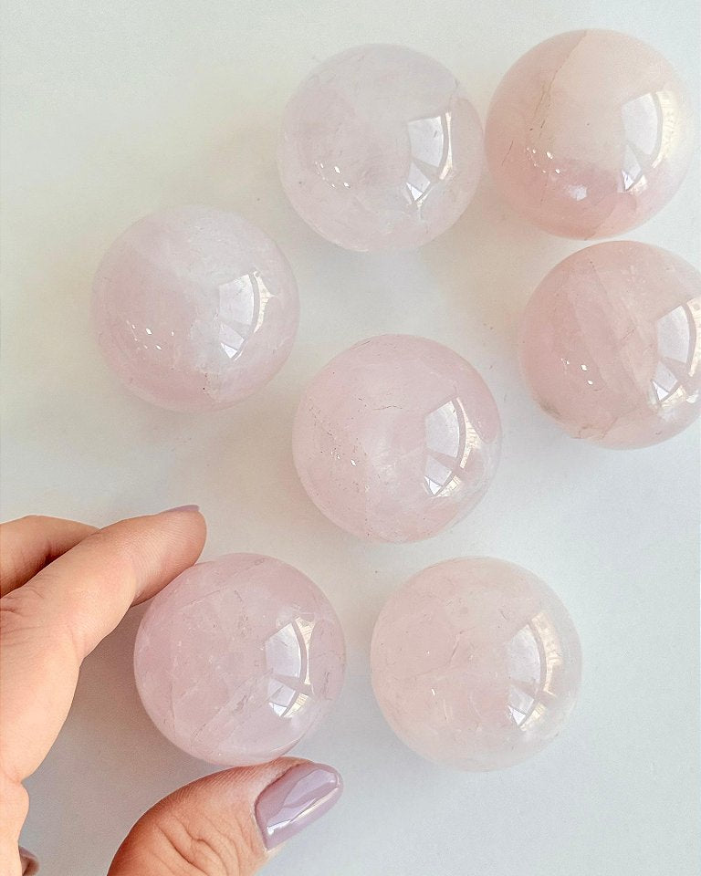 Esfera de Quartzo Rosa Mini - Cura do Coração, Amor Próprio, Perdão e Gratidão
