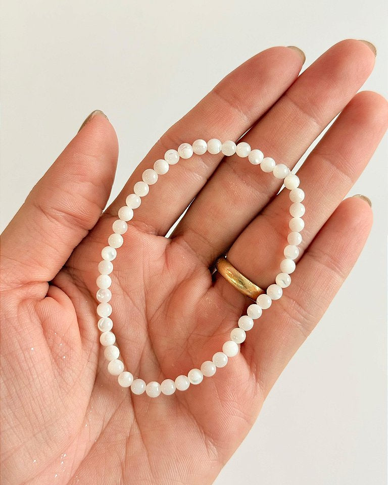 Pulseira de Madre Pérola Redonda 4mm - Amor Incondicional, Riqueza, Beleza, Proteção e Pensamentos de Paz