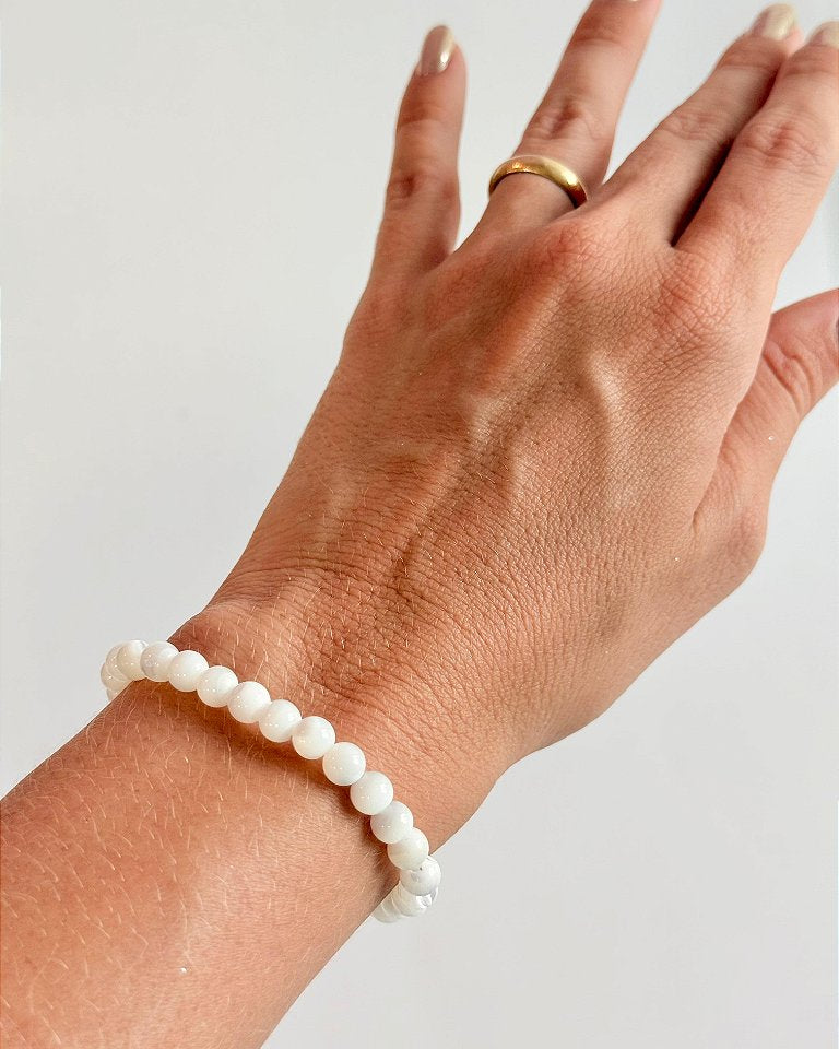 Pulseira de Madre Pérola Redonda 6mm - Amor Incondicional, Riqueza, Beleza, Proteção e Pensamentos de Paz