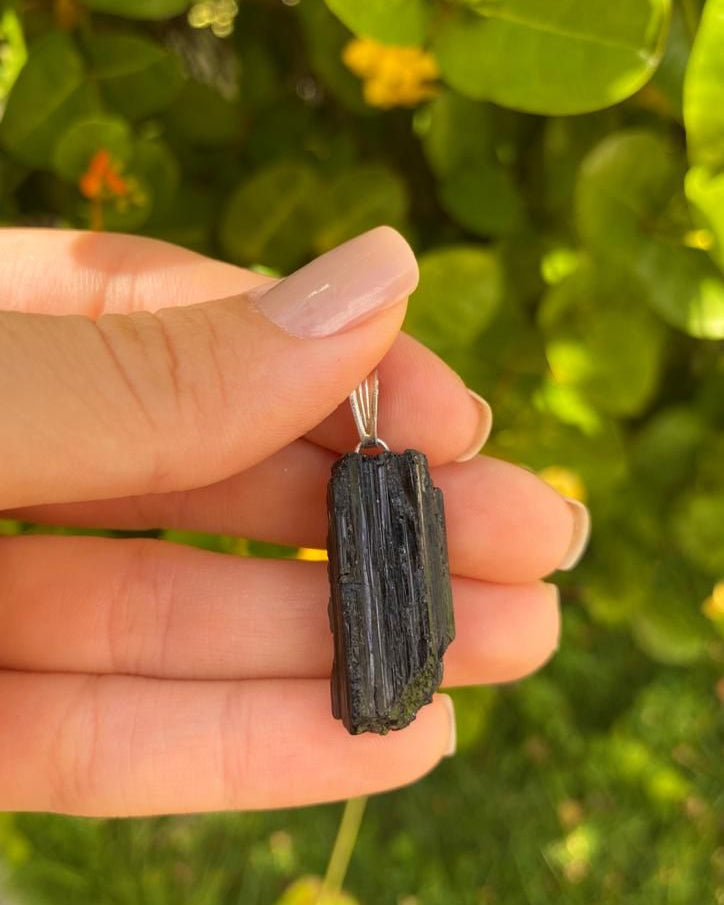 Pingente de Turmalina Negra Bruto Simples - Proteção Energética e Espiritual, Inseguranças e Soluções