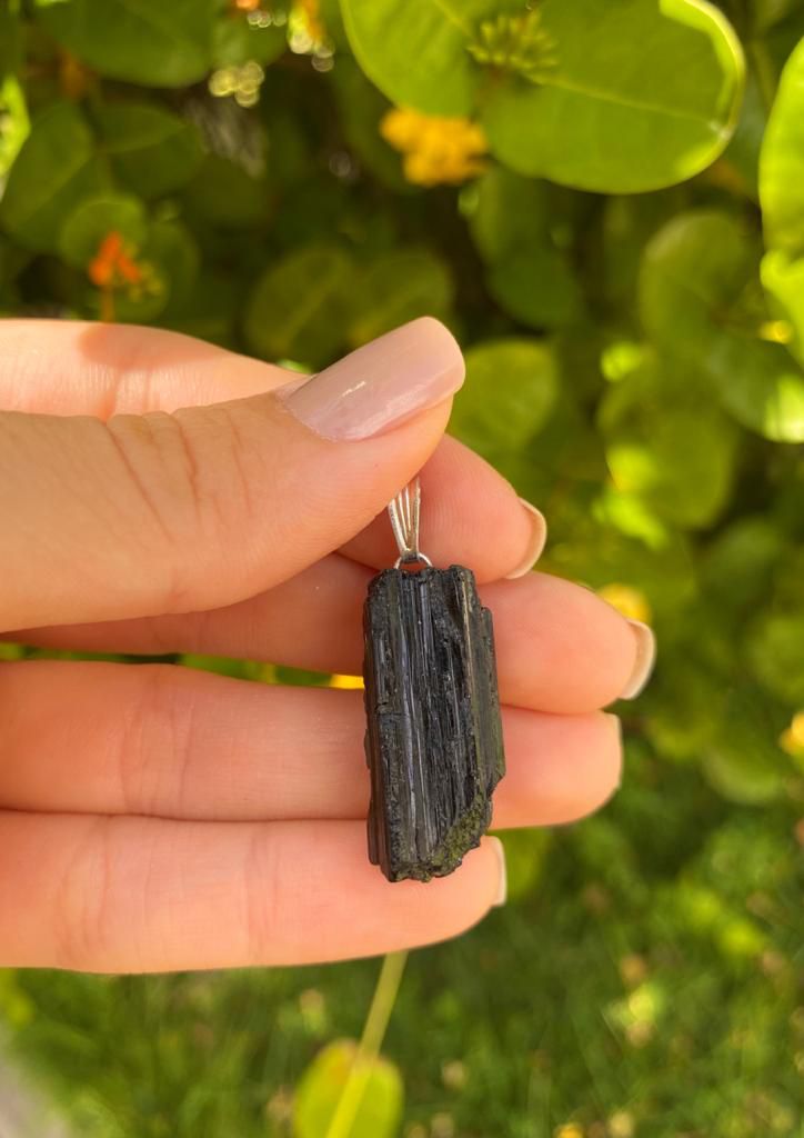 Pingente de Turmalina Negra Bruto Simples - Proteção Energética e Espiritual, Inseguranças e Soluções