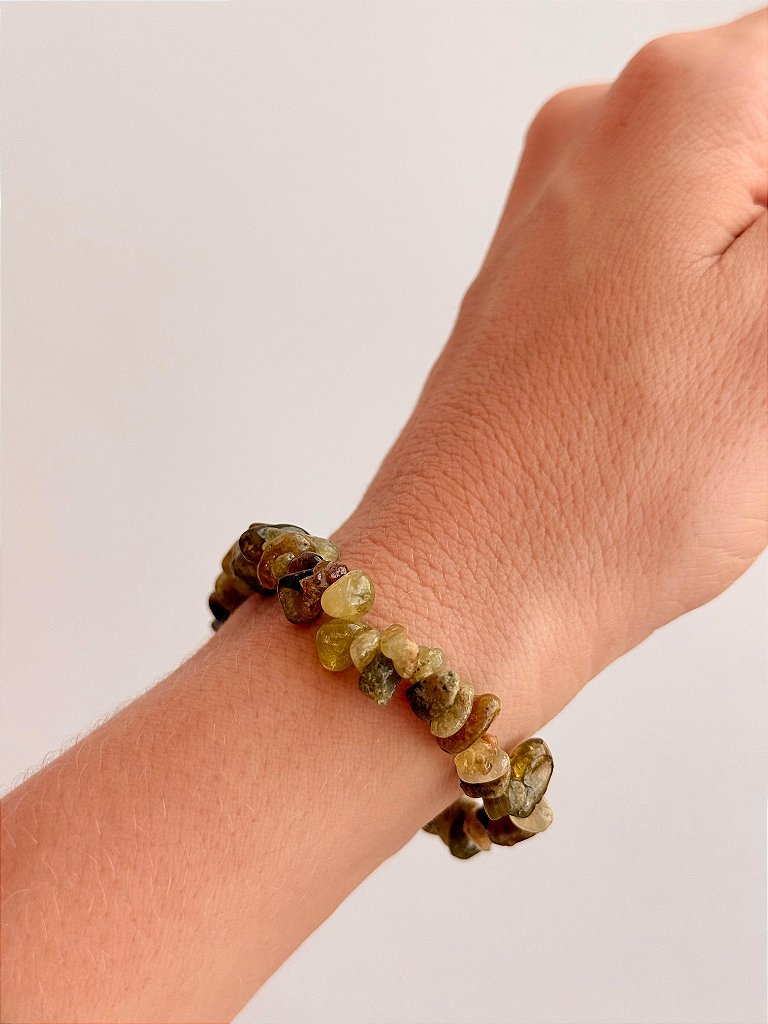 Pulseira de Granada Verde – Crescimento, Prosperidade e Cura do Coração