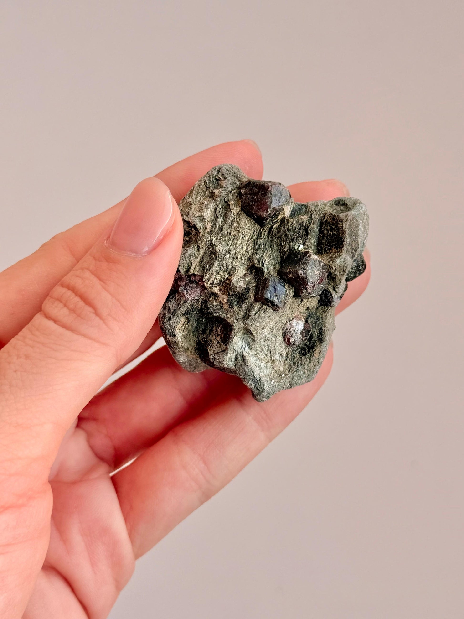 Granada Estaurolita - Ousadia, Magnetismo, Garra, Renova Energia Vital, Força e Coragem