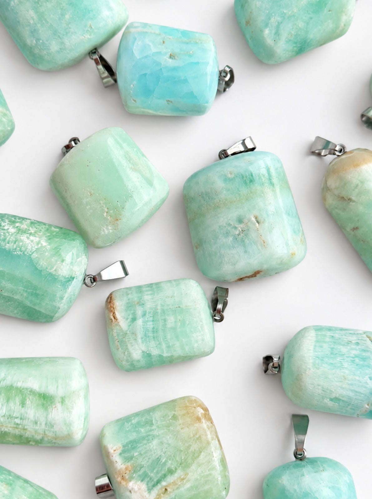 Pingente de Calcita Caribe ou Aquatine - Lemuriano - Calmante; Intuição 200%; Resolução de Conflitos; Soluções Criativas