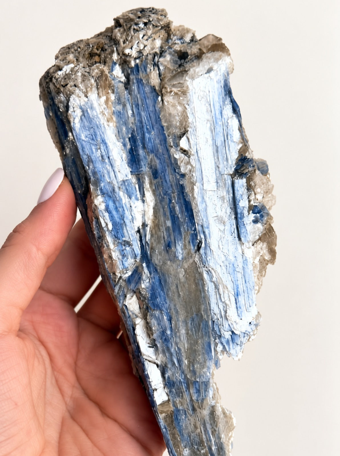 Cianita Azul com Inclusões - CIA156 376g - Pedra do Arcanjo Miguel - Proteção dos Anjos