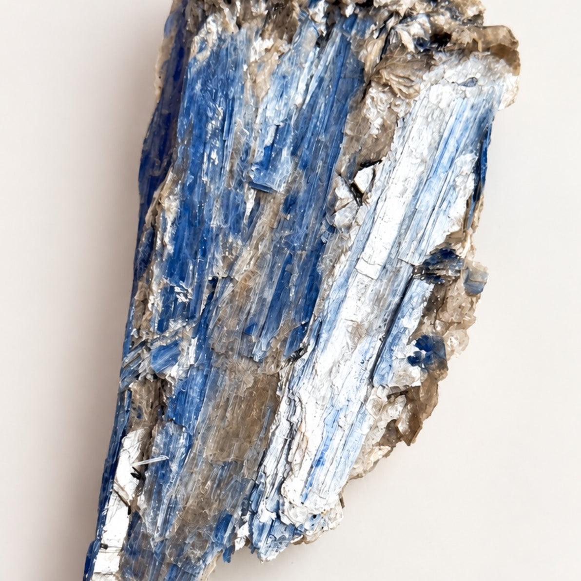 Cianita Azul com Inclusões - CIA156 376g - Pedra do Arcanjo Miguel - Proteção dos Anjos