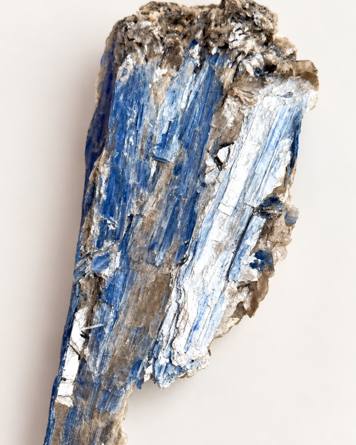 Cianita Azul com Inclusões - CIA156 376g - Pedra do Arcanjo Miguel - Proteção dos Anjos