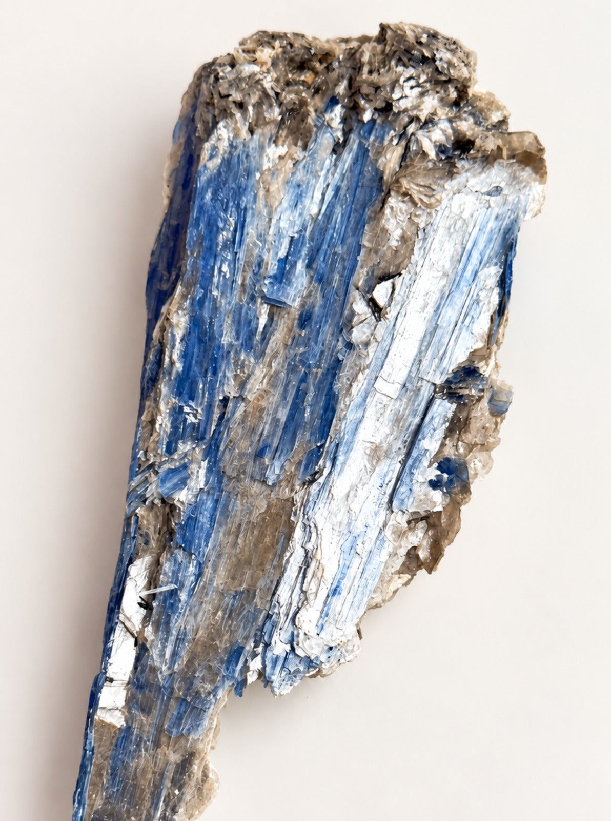 Cianita Azul com Inclusões - CIA156 376g - Pedra do Arcanjo Miguel - Proteção dos Anjos