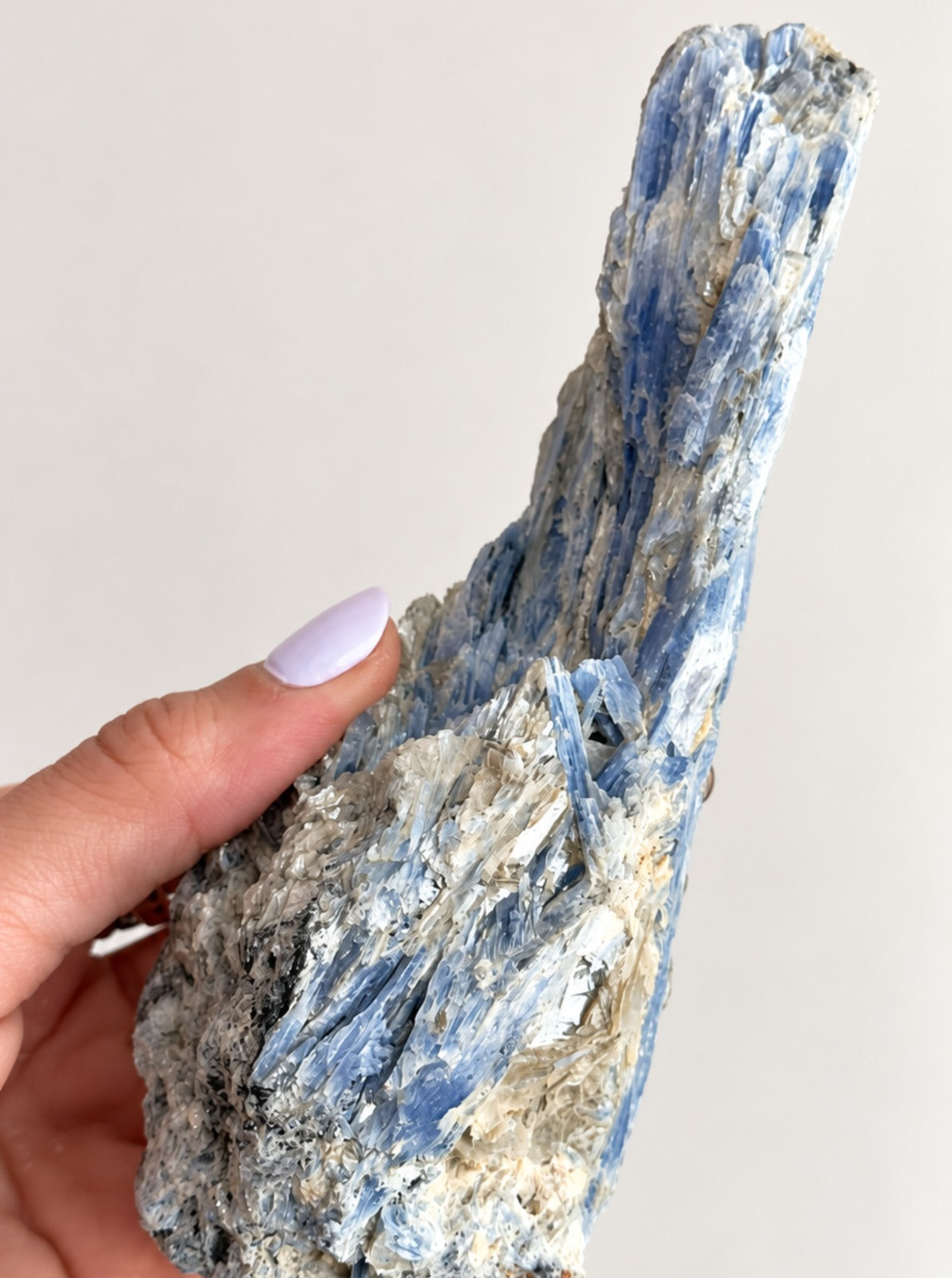 Cianita Azul com Inclusões - CIA151 438g - Pedra do Arcanjo Miguel - Proteção dos Anjos