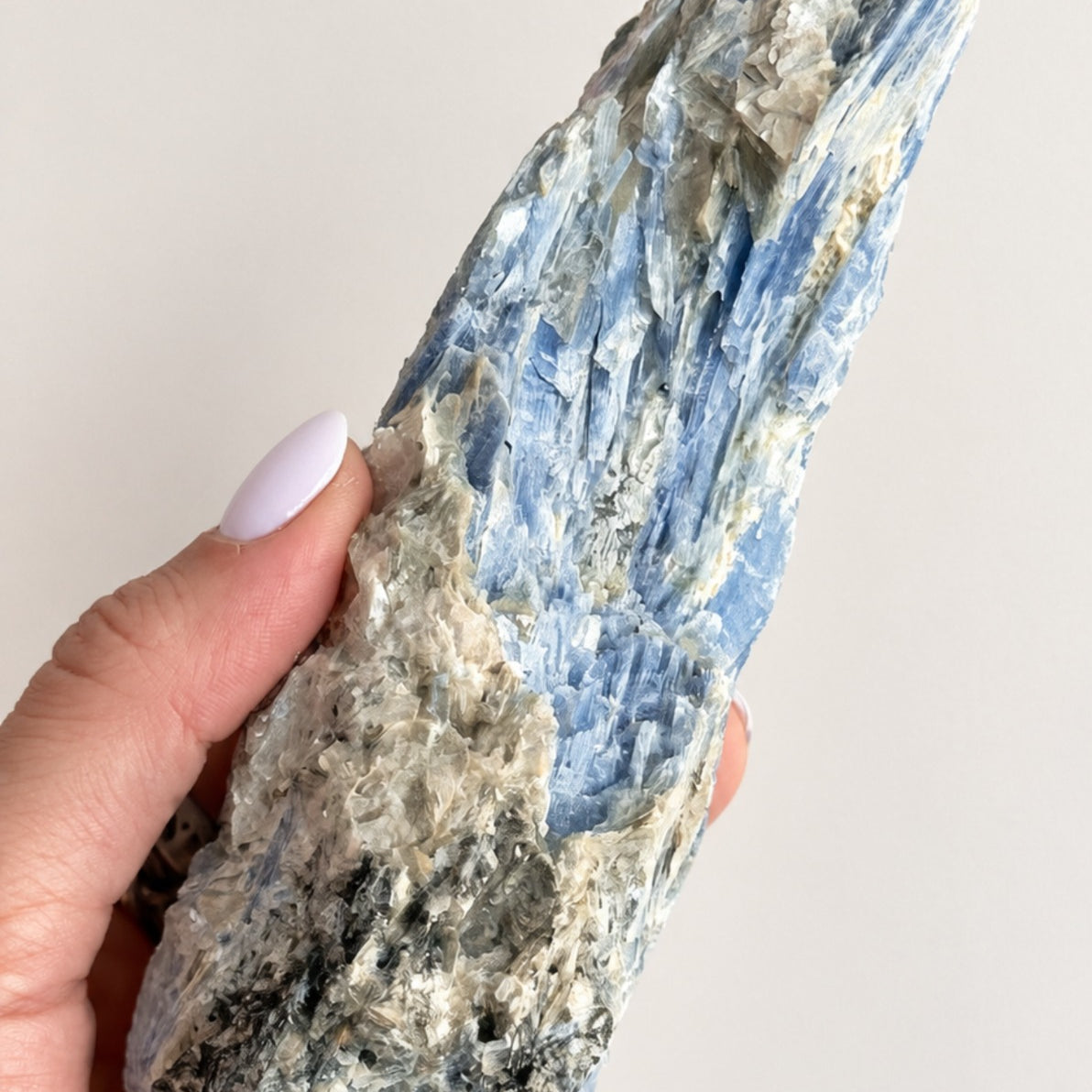 Cianita Azul com Inclusões - CIA151 438g - Pedra do Arcanjo Miguel - Proteção dos Anjos